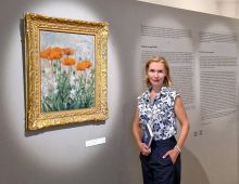 Pisateljica Helena Šuklje, avtorica knjige Bližina na recept, ob sliki Maki Mateja Sternena