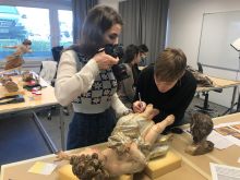 Študentke konservatorstva-restavratorstva pri delu na leseni polikromirani plastiki