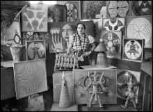 Maruja Mallo v ateljeju obkrožena s svojimi deli, 1936