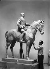 Umetnik končuje konjeniški kip Franca, (ok. 1942–1943)